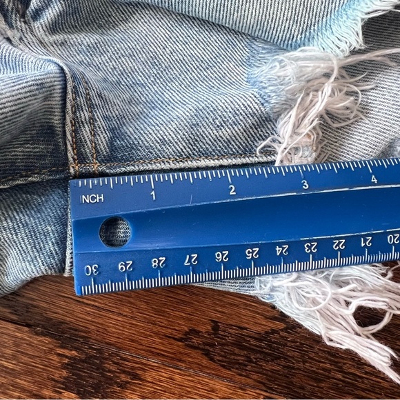 AGOLDE PARKER VINTAGE CUT OFF SHORT,
IN SWAPMEET, SIZE 27 - Picture 7 of 10